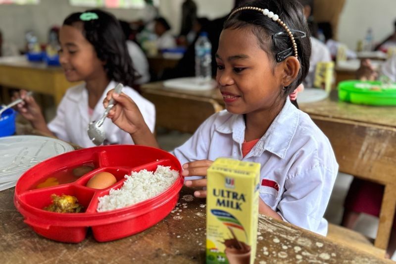 Satgas Madago Raya Beri Makan Bergizi Gratis untuk Siswa di Wilayah 3T Sulteng