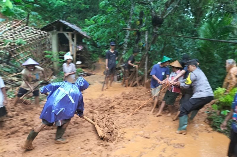 Rumah Rusak Parah Diterjang Longsor di Pacitan, Warga Selamat