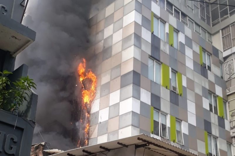 Hotel 101 Urban Glodok Terbakar, Ratusan Personel Damkar Dikerahkan