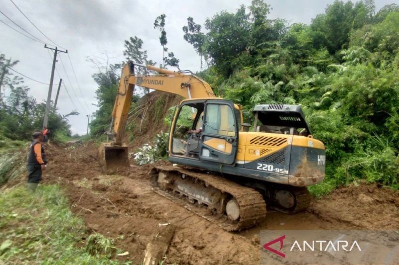 Longsor di Rejang Lebong, Bengkulu: Dua Alat Berat Dikerahkan untuk Buka Akses Jalan