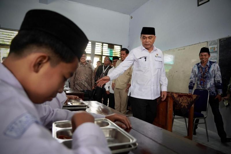 Kementerian Koperasi Distribusikan Susu Koperasi untuk Program MBG