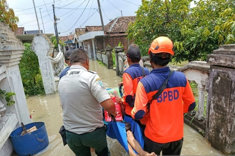 BPBD Jatim Evakuasi Warga Terdampak Banjir Gresik, Ketinggian Air Capai 70 Cm