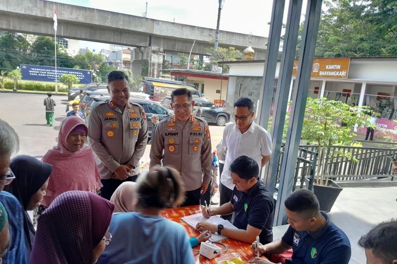 Polres Jakut Berbagi Sembako dan Layanan Kesehatan Jelang Ramadan