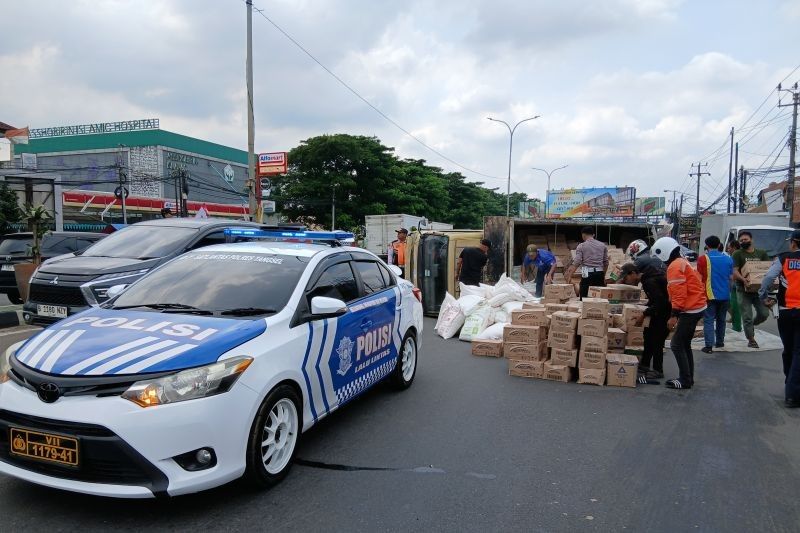 Truk Sembako Terguling di Jalan Raya Serpong, Tangsel: Kemacetan Panjang Tak Terhindarkan