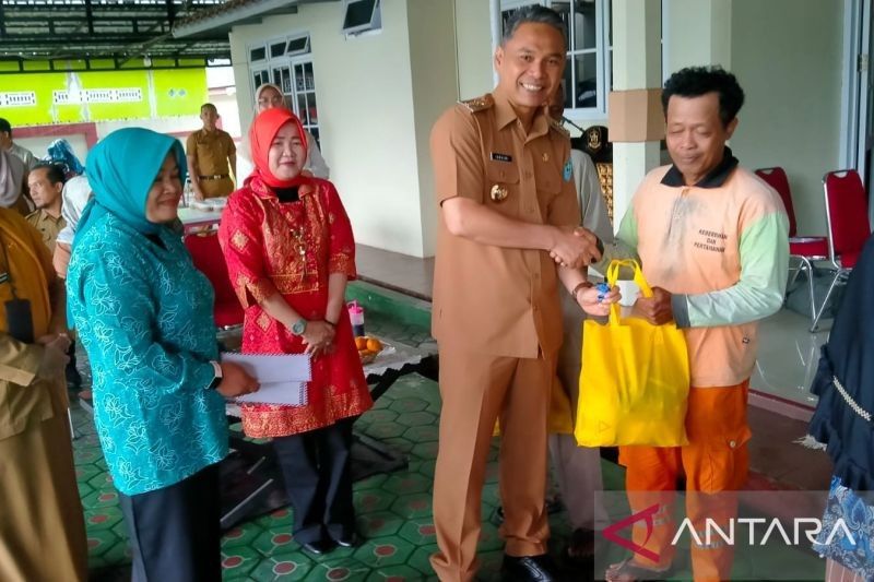 PKK Bangka Berbagi 110 Paket Sembako Jelang Ramadhan