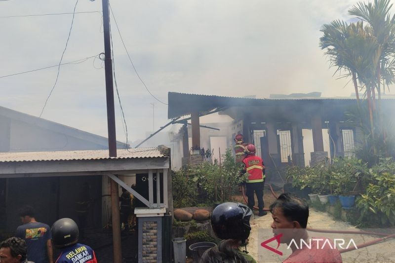 36 Personel Damkar Kota Bengkulu Padamkan Kebakaran Rumah Warga