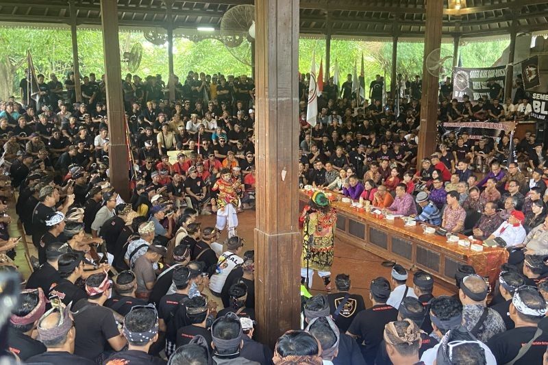 Sopir Pariwisata Bali Gunakan Bondres Sampaikan Aspirasi ke DPRD