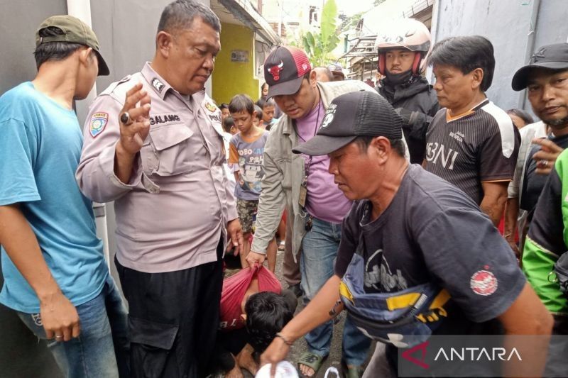 Aksi Kejar-kejaran! Warga Duren Sawit Tangkap Maling Motor yang Nekat Terobos Plafon Rumah