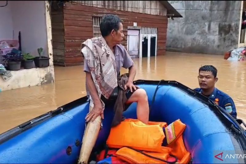 Evakuasi 20 Warga Terjebak Banjir di Kota Jambi