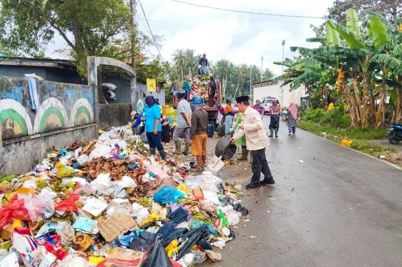 Gotong Royong DLH Natunaatasi Sampah Menumpuk di TPS Bunguran Timur