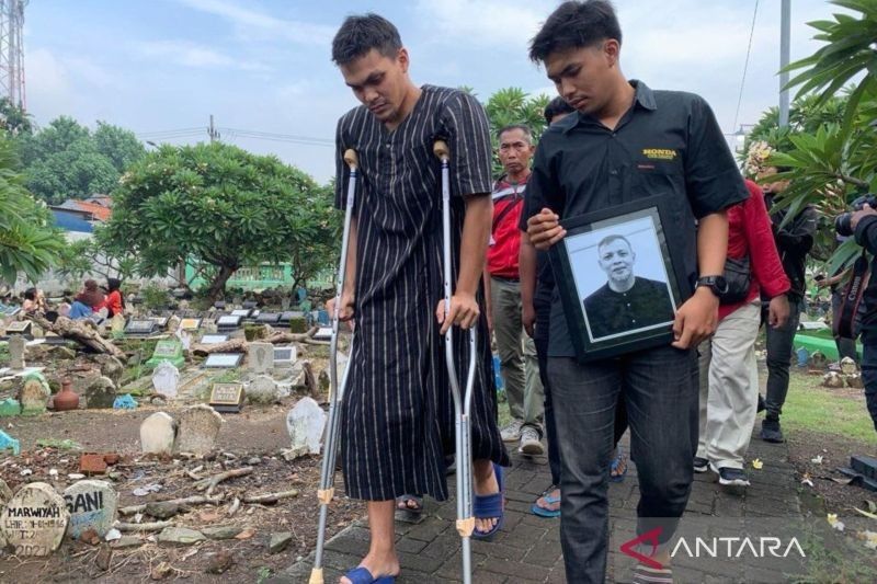 Bonek dan Eks Pemain Persebaya Antusias Iringi Pemakaman Legenda Bejo Sugiantoro