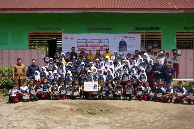 Telkomsel Bagikan Ribuan Tas Sekolah di Bulukumba, Wujud Kepedulian untuk Generasi Gemilang