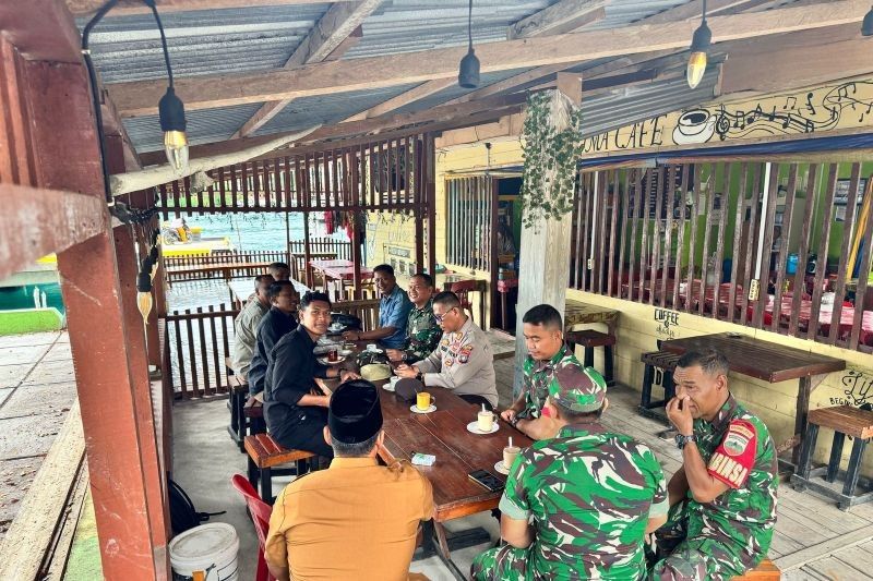 TNI-Polri Lingga Jaga Sinergi, Ngopi Bareng di Desa Penuba