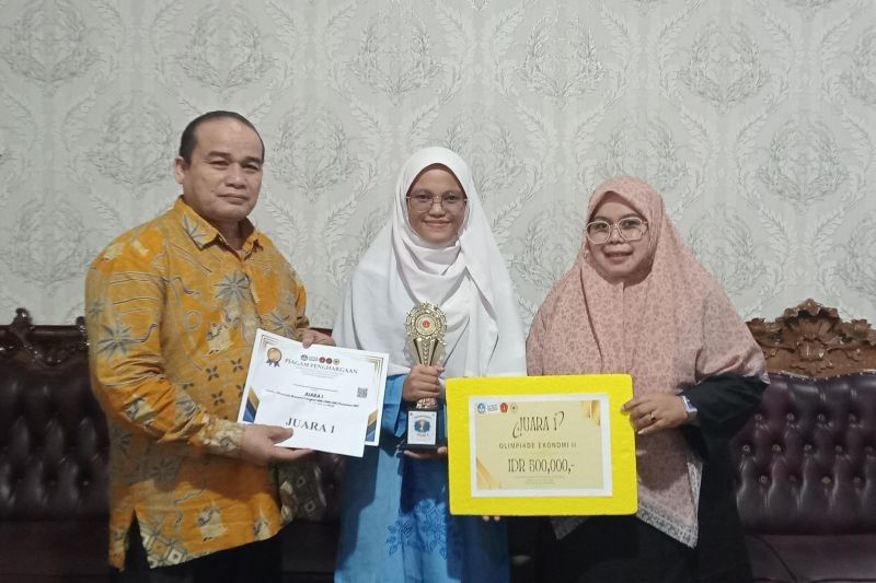 Siswi MAN Kota Solok Juara Olimpiade Ekonomi 2025