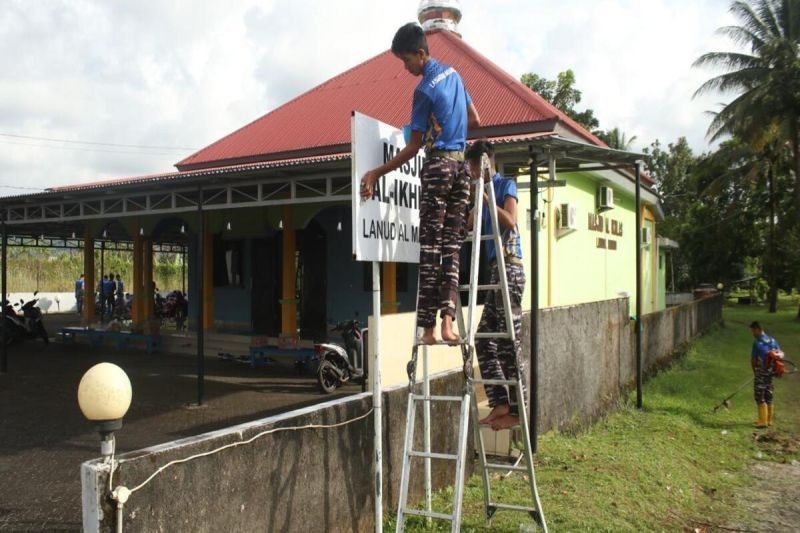 Lanudal Manado Sambut Ramadhan dengan Bersih-Bersih Lingkungan dan Masjid