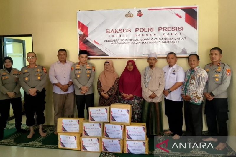 Polres Bangka Barat Bagikan 50 Paket Sembako Jelang Ramadhan