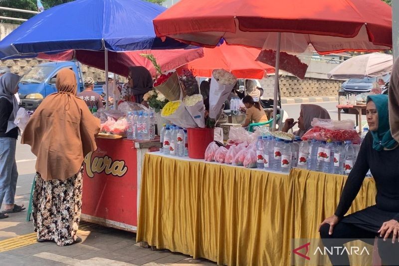 Ramadhan Tingkatkan Penjualan Bunga di TPU Karet Bivak, Omzet Capai Jutaan Rupiah!