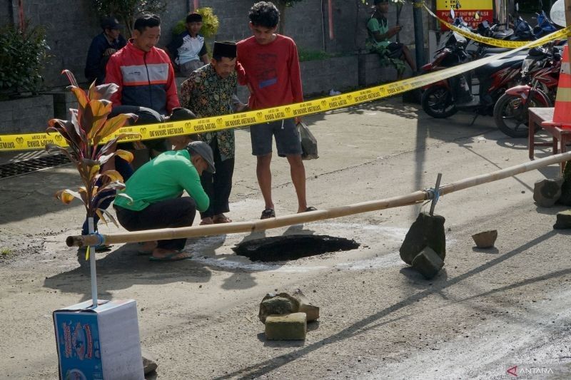 Sinkhole Misterius Muncul di Jalan Raya Tulungagung, Kedalamannya Mencapai Tujuh Meter!