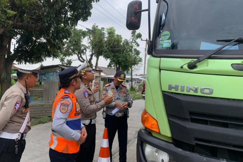 Puluhan Truk di Garut Ditilang: Operasi Gabungan Tilang 42 Kendaraan Over Dimensi dan Overload