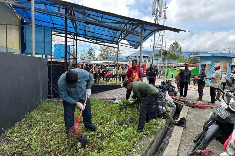 Papua Pegunungan Bersih Jelang Ramadhan: Kerja Bakti di Mal Wamena