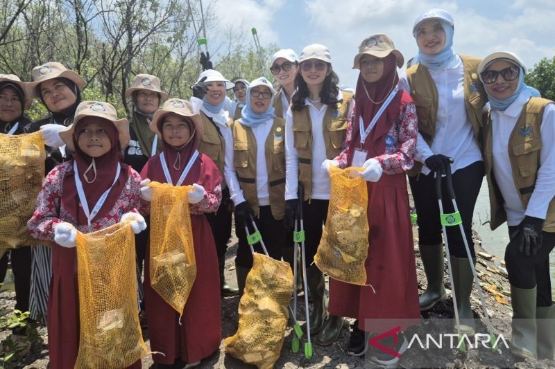 Selvi Gibran Bersihkan Sampah di Hutan Mangrove Muaragembong, Bekasi