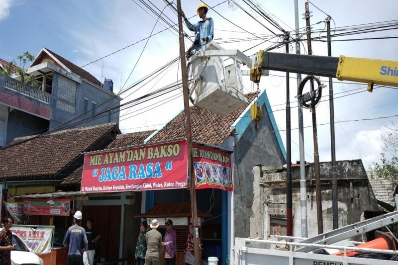 Diskominfo Kulon Progo Tertibkan Tiang Optik Liar: Bahaya Bagi Pengguna Jalan