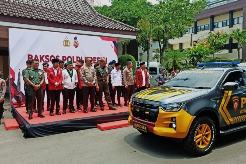 Polda Jatim Bagikan 12.050 Paket Sembako, Jalin Sinergi dengan Mahasiswa