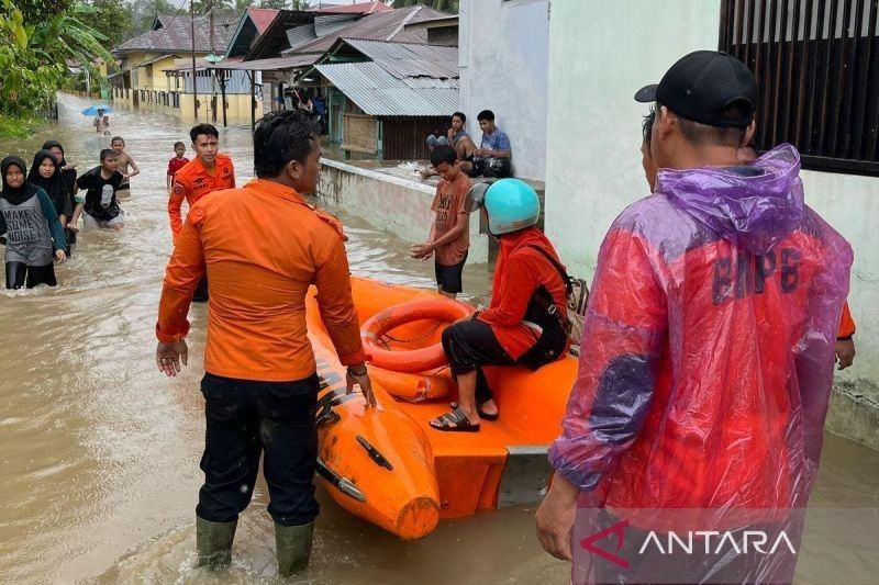 Banjir Solok: Pemkab Kerahkan Bantuan, Ratusan Warga Terdampak