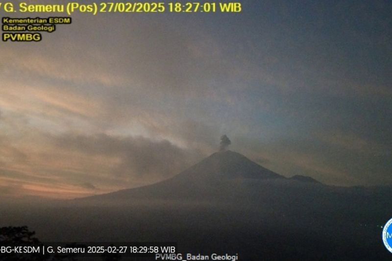 Semeru Erupsi! Letusan 900 Meter di Atas Puncak, Warga Diminta Waspada