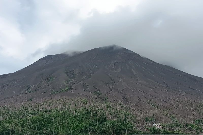 Gunung Ruang di Sulawesi Utara: Aktivitas Vulkanik Menurun, Status Waspada