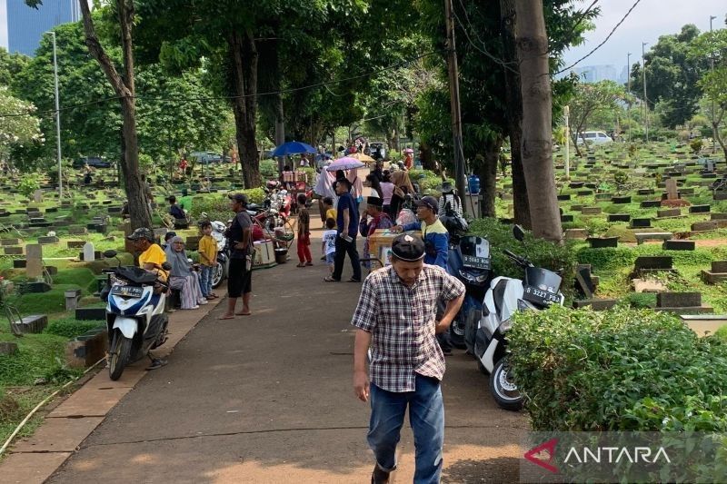 Ramadhan Segera Tiba, TPU Karet Bivak Dipadati Peziarah