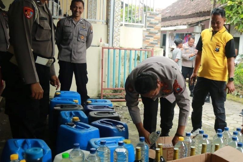 Razia Miras Jelang Ramadhan di Kabupaten Madiun: Satpol PP Amankan Puluhan Botol Minuman Beralkohol