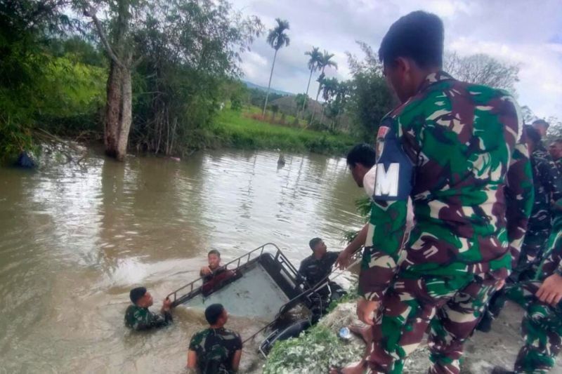 Personel Lanud SIM Aceh Selamatkan Empat Warga Tercebur Sungai