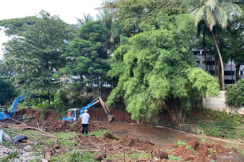 Pemkot Jaksel Keruk Kali Grogol, Upaya Atasi Banjir di Lebak Bulus