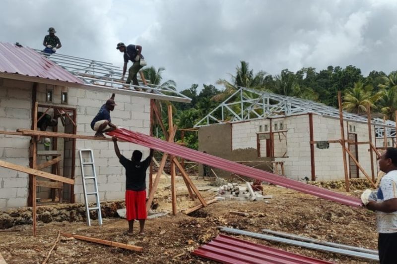 Satgas TMMD Kodim Biak Percepat Pemasangan Atap 10 Rumah Warga Kampung Kbusdori