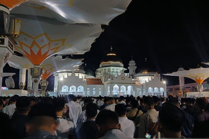 Ribuan Jamaah Padati Masjid Raya Baiturrahman untuk Tarawih Perdana