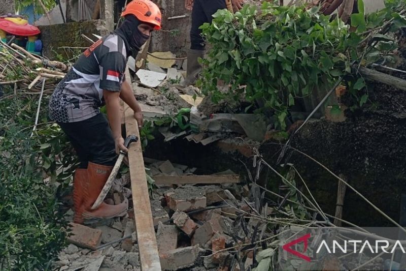 Rumah Ambruk di Sukabumi Timpa Warga, Hujan Deras Jadi Penyebabnya