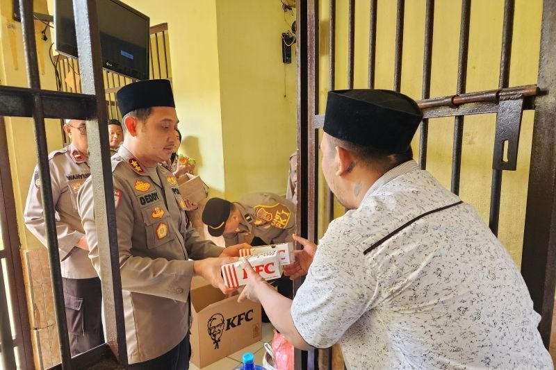 Kapolres Belitung Berbagi Makanan dengan Tahanan: Wujud Kepedulian dan Semangat Humanis