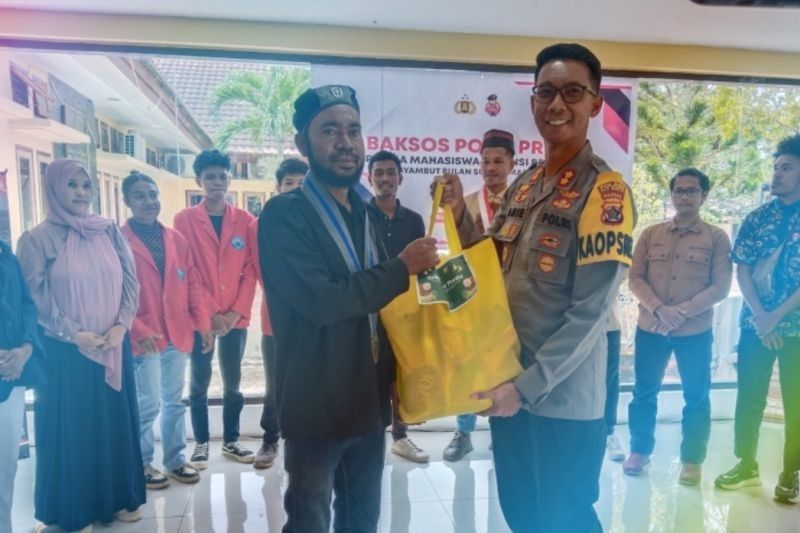 Polres Biak Salurkan Bantuan Sosial Jelang Ramadhan: 50 Paket Sembako untuk Mahasiswa dan Pemuda