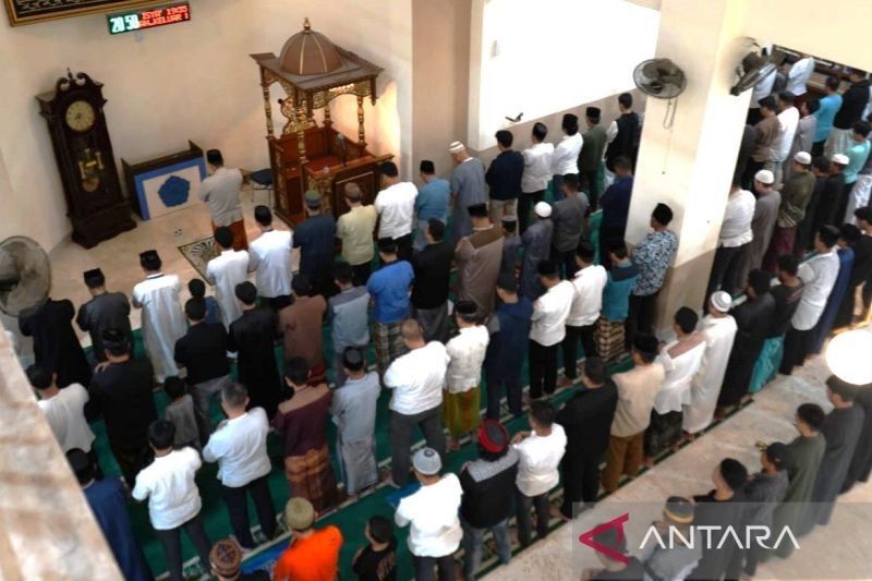 Ramadan di Makassar: Masjid Padati Umat Muslim untuk Salat Tarawih Perdana