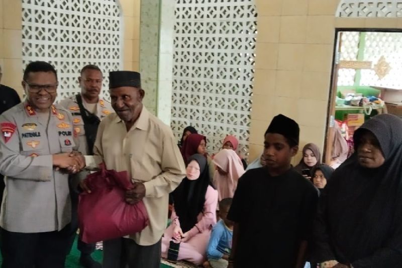 Kapolda Papua Bagikan 100 Paket Sembako untuk Warga Muslim Wamena di Jayapura