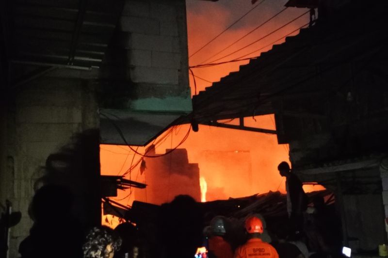 Kebakaran Hebat Landa Rumah di Pondok Bambu, Jaktim: 11 Unit Damkar Dikerahkan