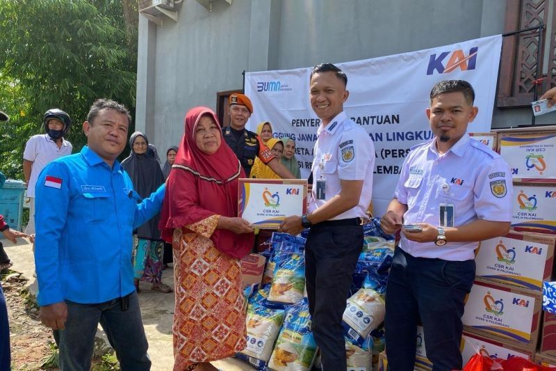 KAI Palembang Bagikan 300 Paket Sembako Jelang Ramadhan