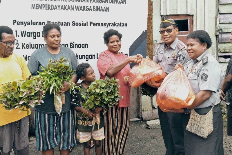 Lapas Timika Salurkan Bantuan Sosial untuk Warga Binaan dan Masyarakat