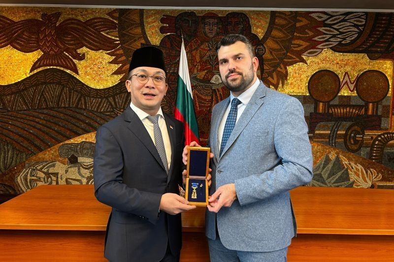 Dubes RI Iwan Bogananta Raih Penghargaan Tertinggi Golden Laurel Branch dari Bulgaria