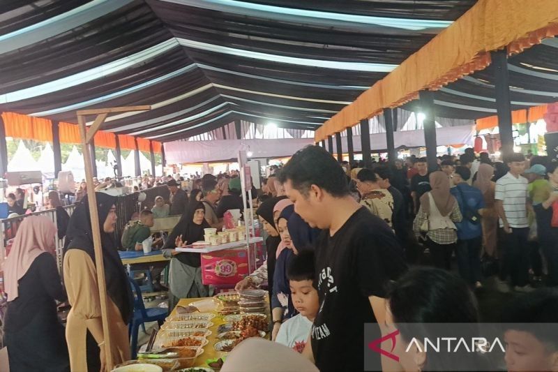 Ramai! Warga Samarinda Padati Pasar Ramadhan GOR Segiri, Buru Takjil hingga Martabak Bakar Khas