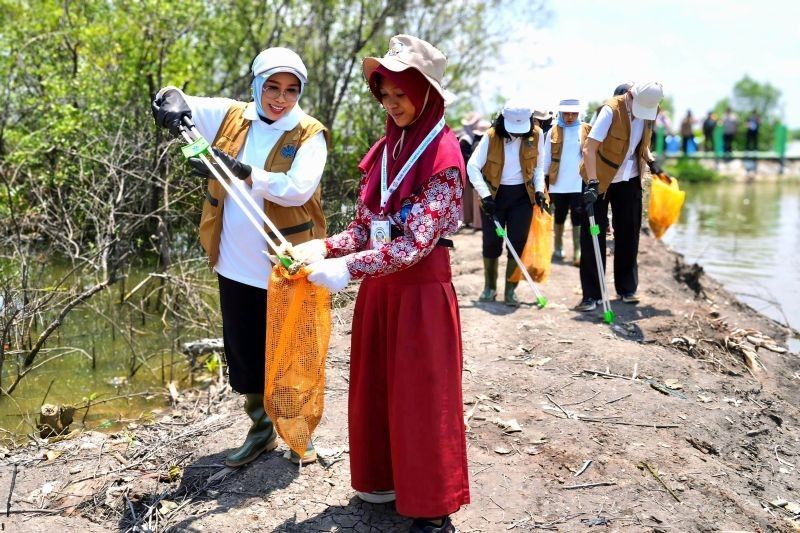 Fatma Saifullah Yusuf Dorong Pemberdayaan Komunitas Mangrove melalui Aksi Bersih-Bersih