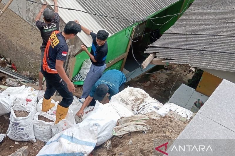 Dinding Rumah Roboh di Sukabumi Akibat Hujan Deras, BPBD Turun Tangan