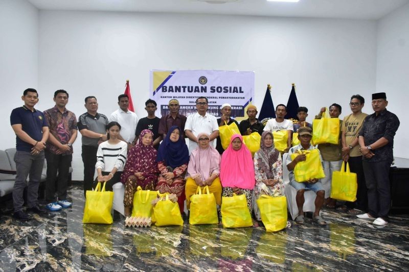 Kakanwil Ditjenpas Sulsel Salurkan Bansos untuk Pensiunan dan Warga Sekitar