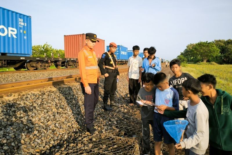 KAI Imbau Masyarakat Tak Ngabuburit di Jalur Kereta Api: Ancaman Nyawa!